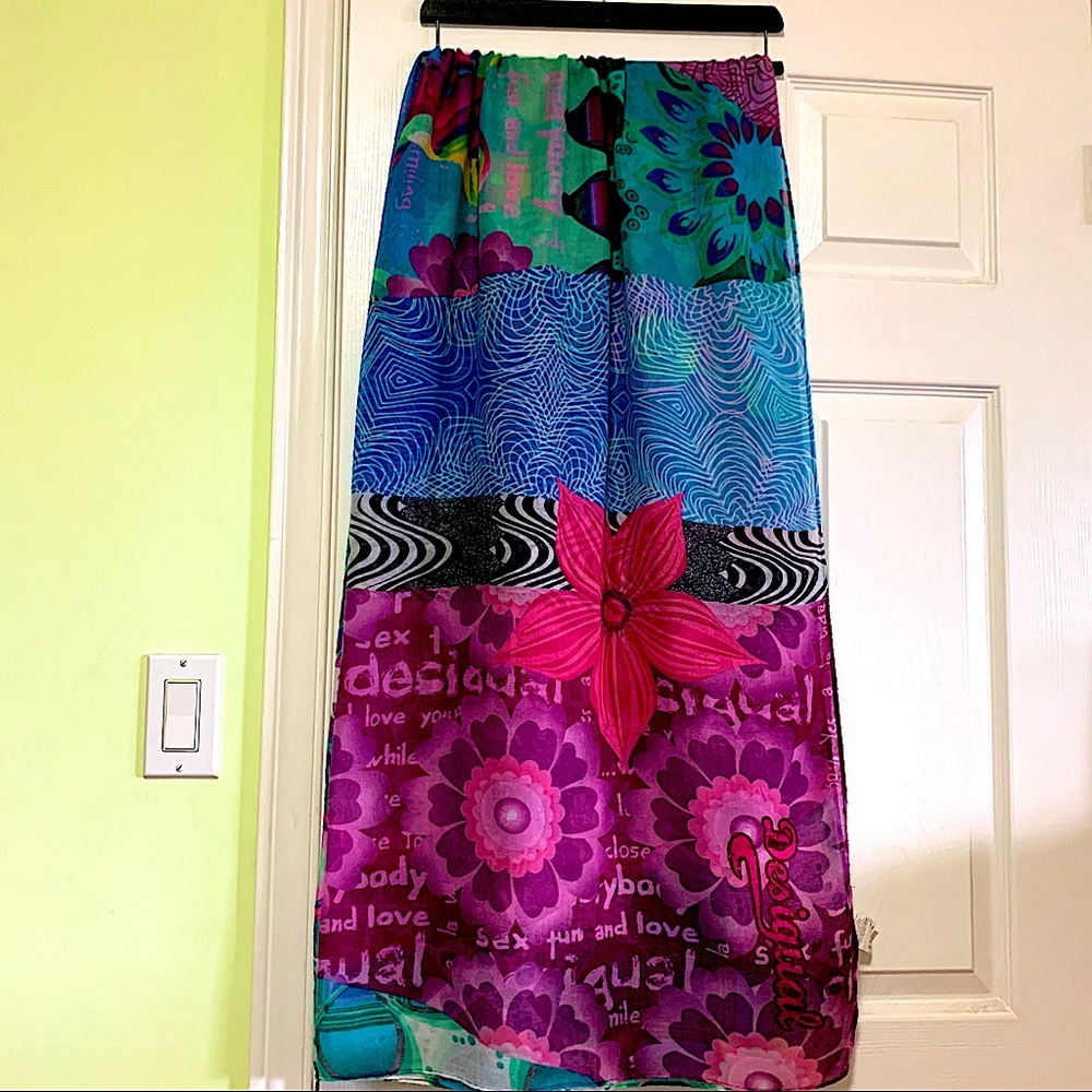 This chic Desigual scarf is one of a kind. It bring energy & happiness to you